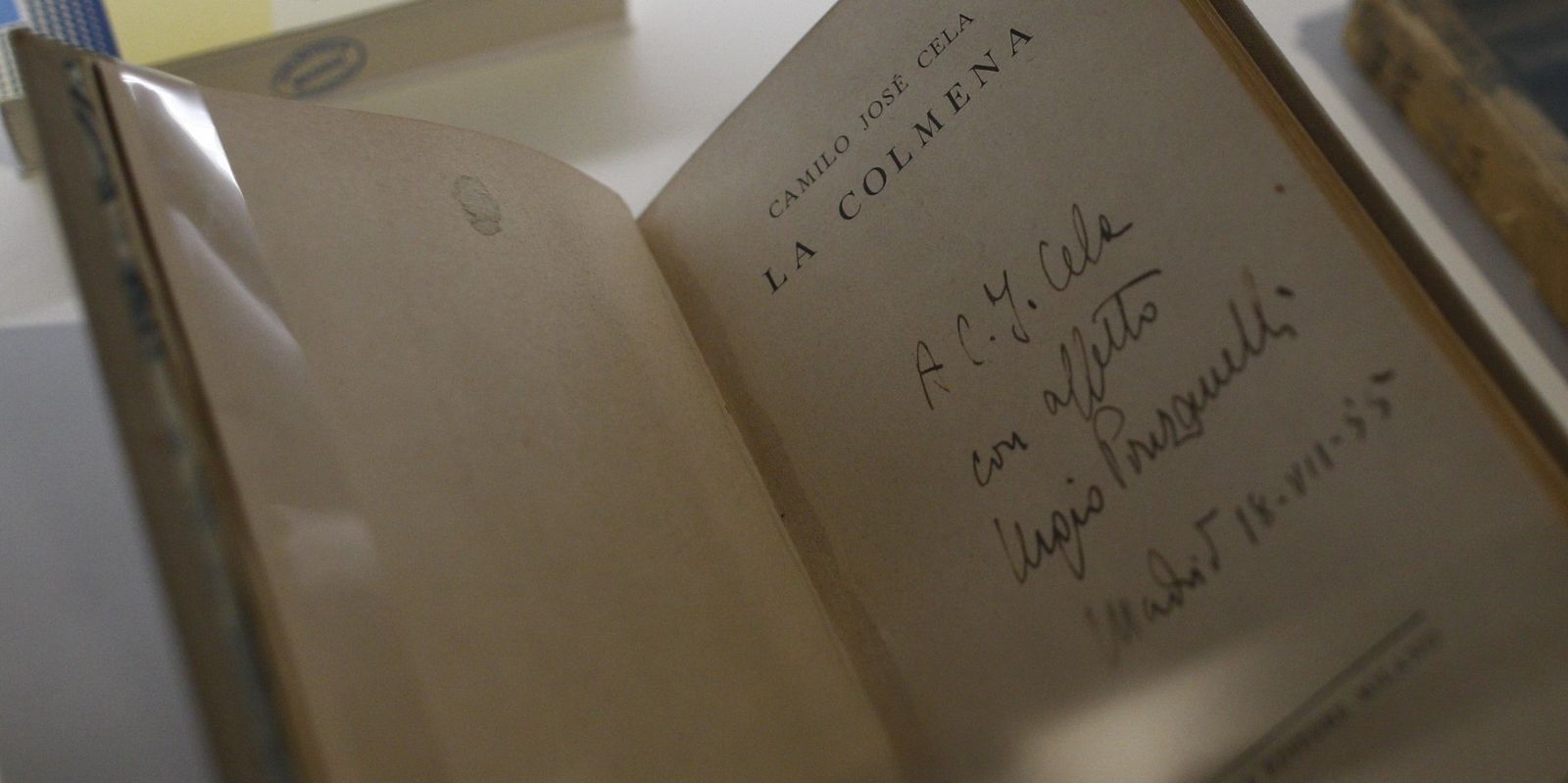Ejemplar de 'La Colmena' en una exposición sobre Camilo José Cela