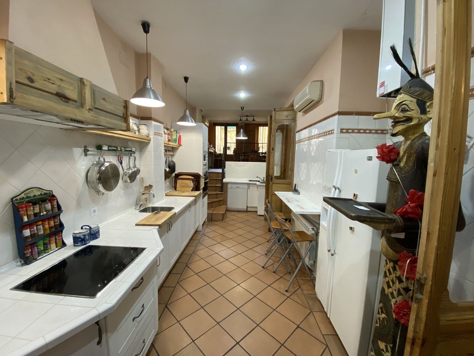 La cocina es estrecha y alargada, y conserva la madera de algunas de las puertas antiguas de la vivienda (que tiene más de cien años).