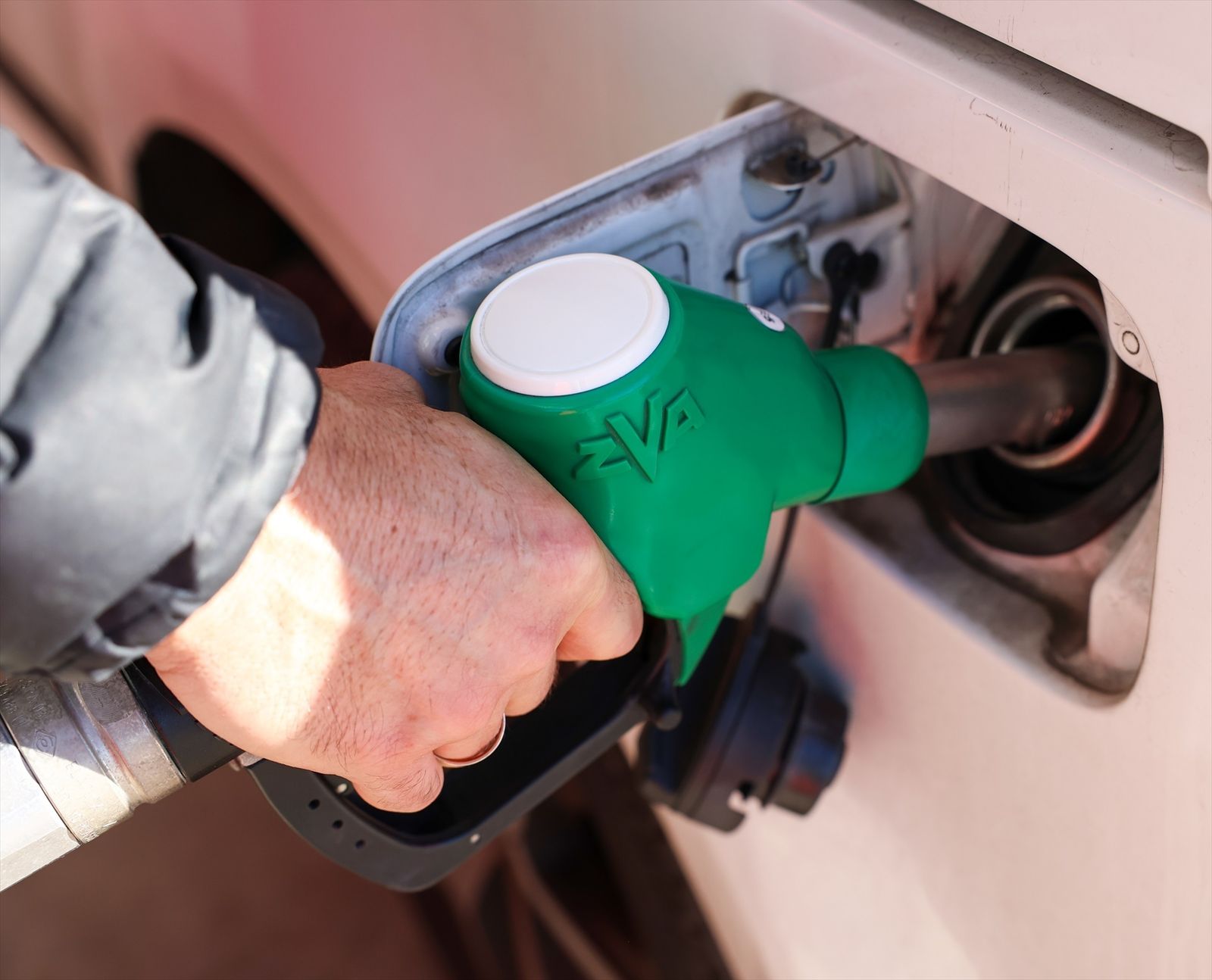 Una persona reposta en una gasolinera