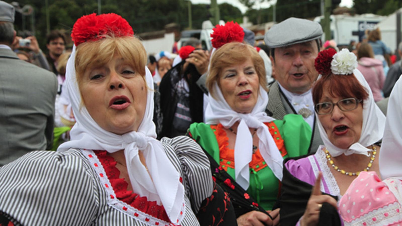Chulapos y chulapas en la pradera de San Isidro