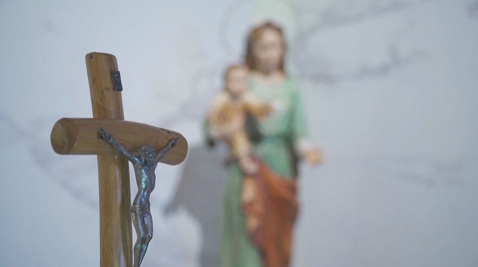 Un detalle de la capilla, cuyo altar es de mármol blanco.