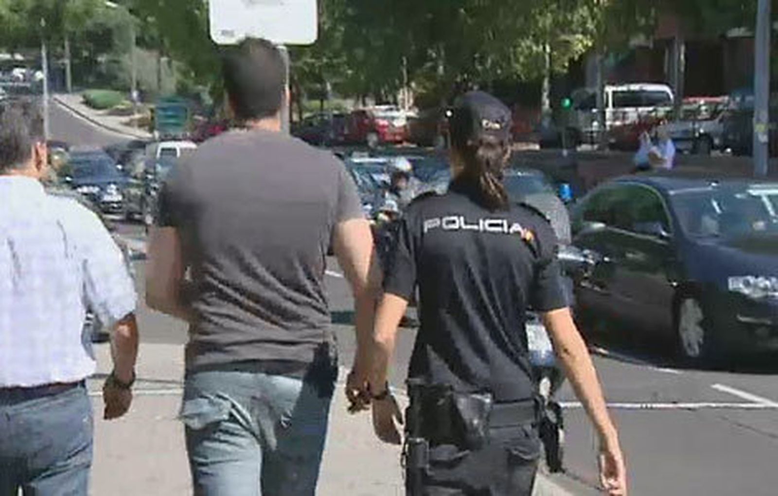 Tres policías nacionales heridos