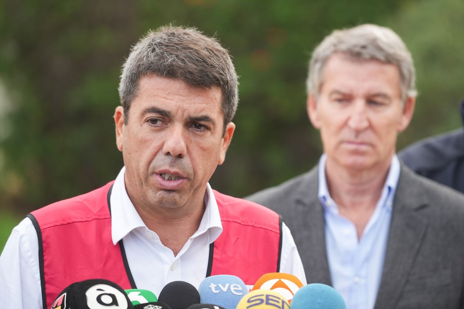 Carlos Mazón, con Alberto Núñez Feijóo a su espalda