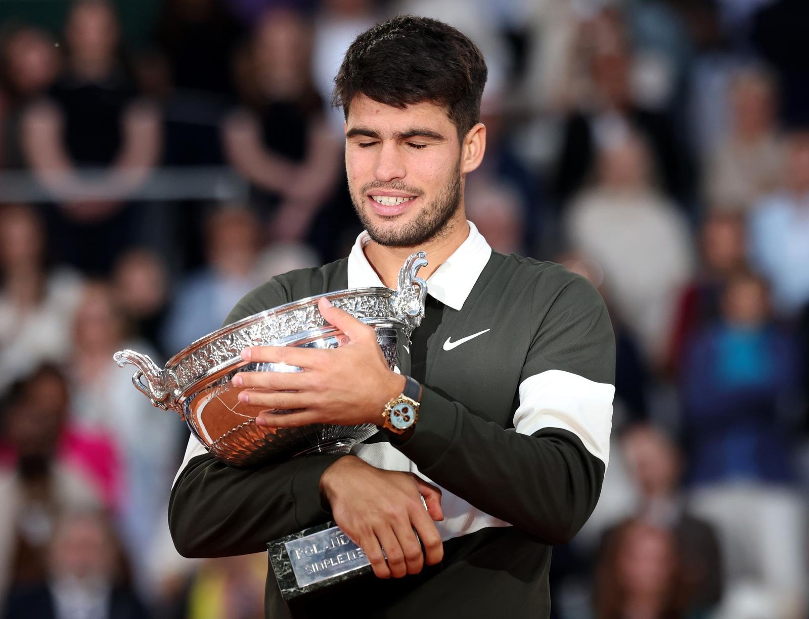 Alcaraz acaricia su segundo trofeo de Roland Garros