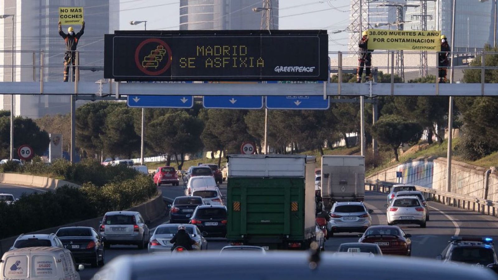 Greenpeace despliega pancartas en la A-1