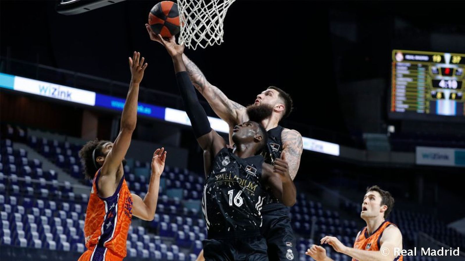 69-79. El Valencia se aprovecha del desgaste del Real Madrid