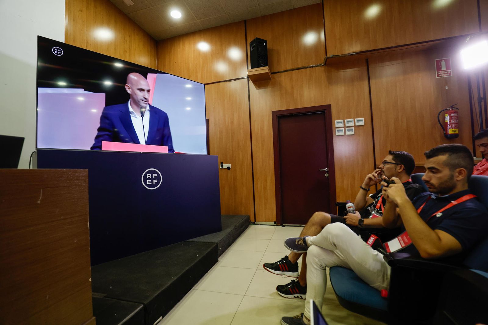 Los periodistas siguen por televisión el discurso de Luis Rubiales anunciando que no dimite