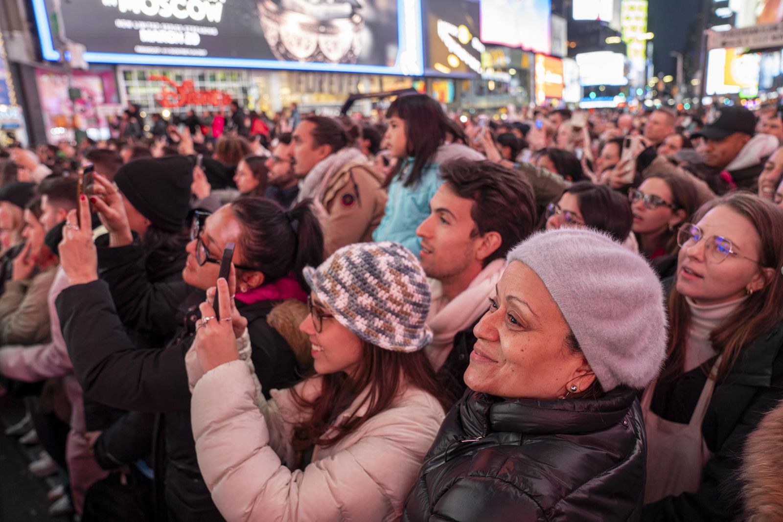 Shakira paraliza Times Square con un concierto gratis que convoca a miles de personas