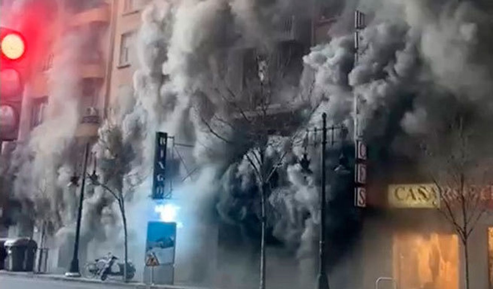 Un incendio en un bingo de Valencia obliga a cortar varias avenidas de la ciudad