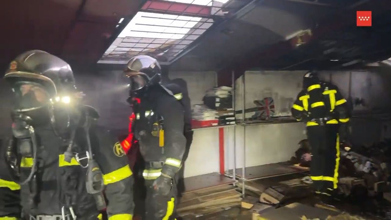 Bomberos extinguen un incendio en varias naves industriales de Alcalá de Henares