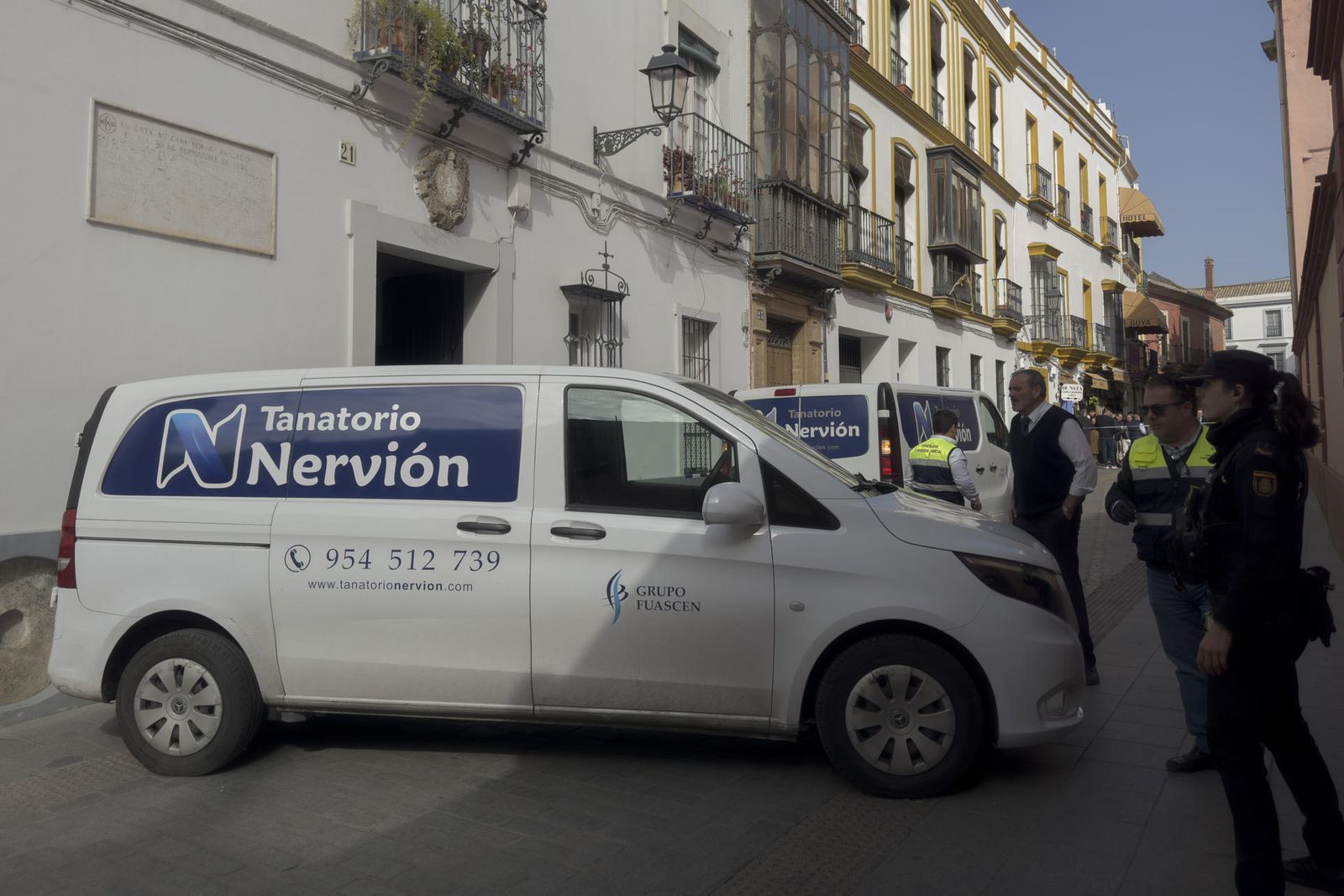 Un coche fúnebre traslada al matrimonio de ancianos que ha fallecido este domingo por inhalación de humo en una vivienda de Sevilla