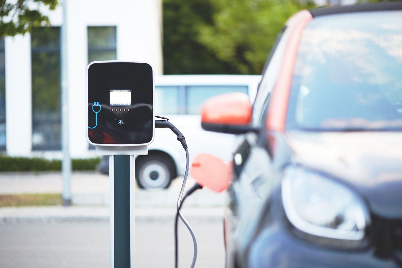 Se desploman las ventas de coches eléctricos en agosto, registrando la mayor caída del histórico