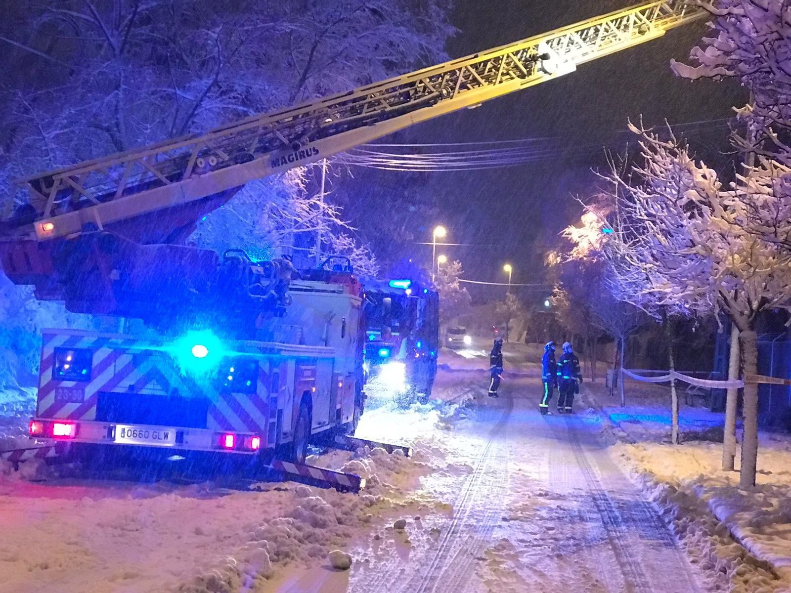 Los bomberos de Madrid realizan más de mil intervenciones ante la nevada