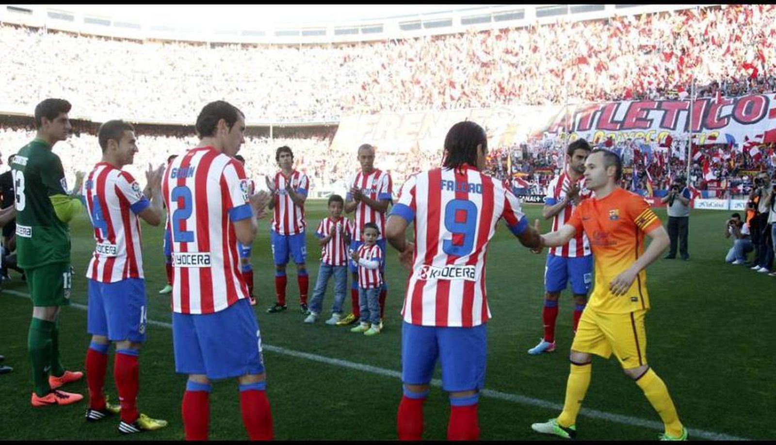 Pasillo del Atlético de Madrid al Barça
