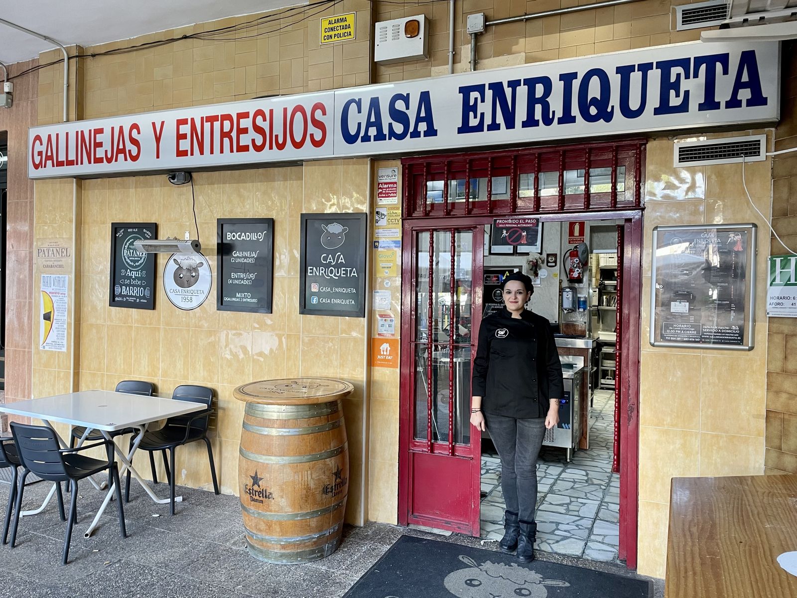 Berta Gutiérrez en la puerta de Casa Enriqueta