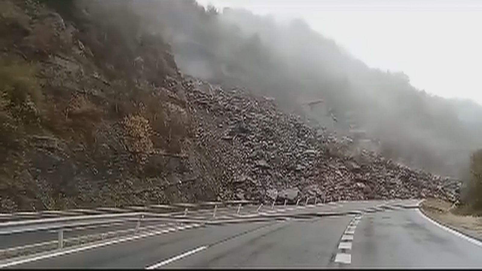 Cortada la AP-66 por un corrimiento de tierra
