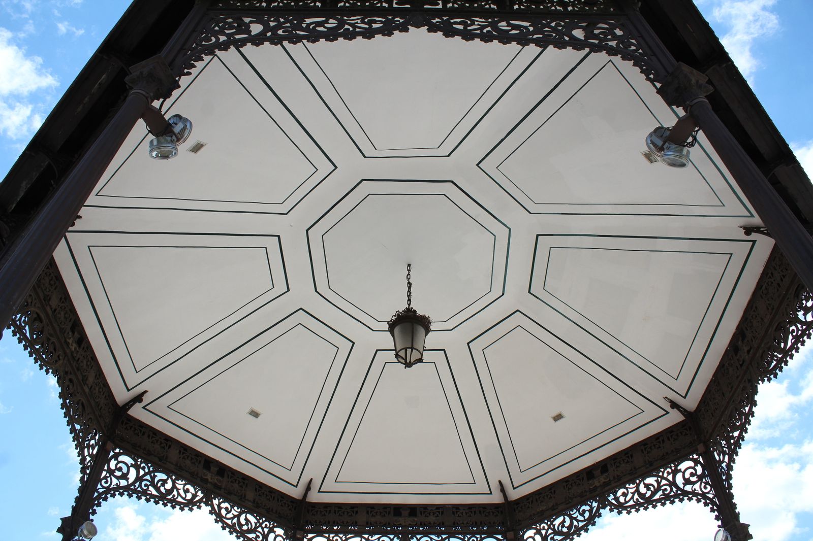 Decoración bajo cubierta en el quiosco de la Plaza de Cervantes de Alcalá de Henares