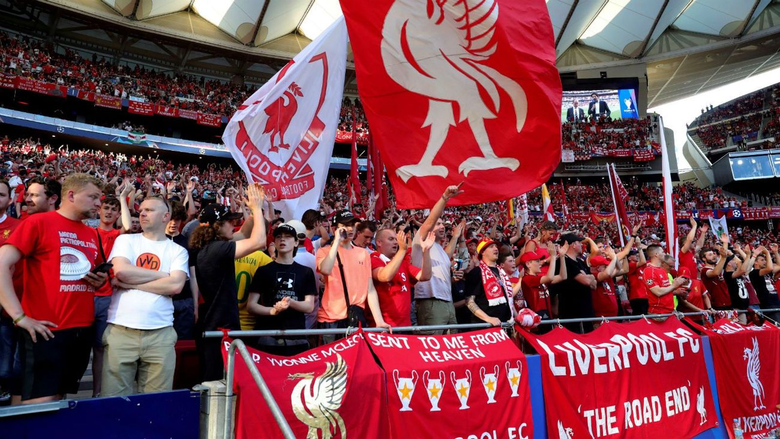 Calor y cánticos, en la fiesta del fútbol europeo