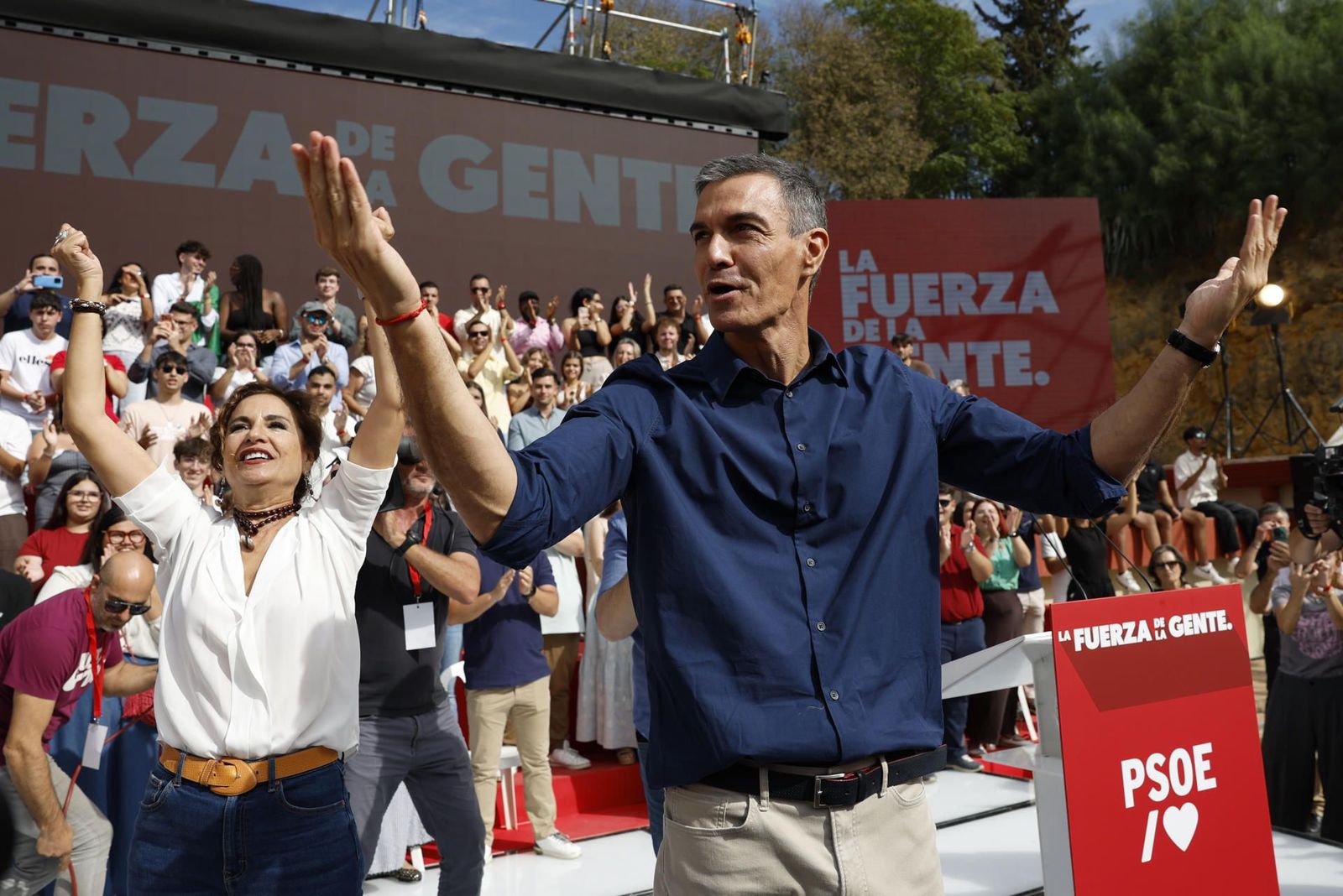 Sánchez arranca la precampaña definiéndose como un "perro sin amo" frente a los lobos