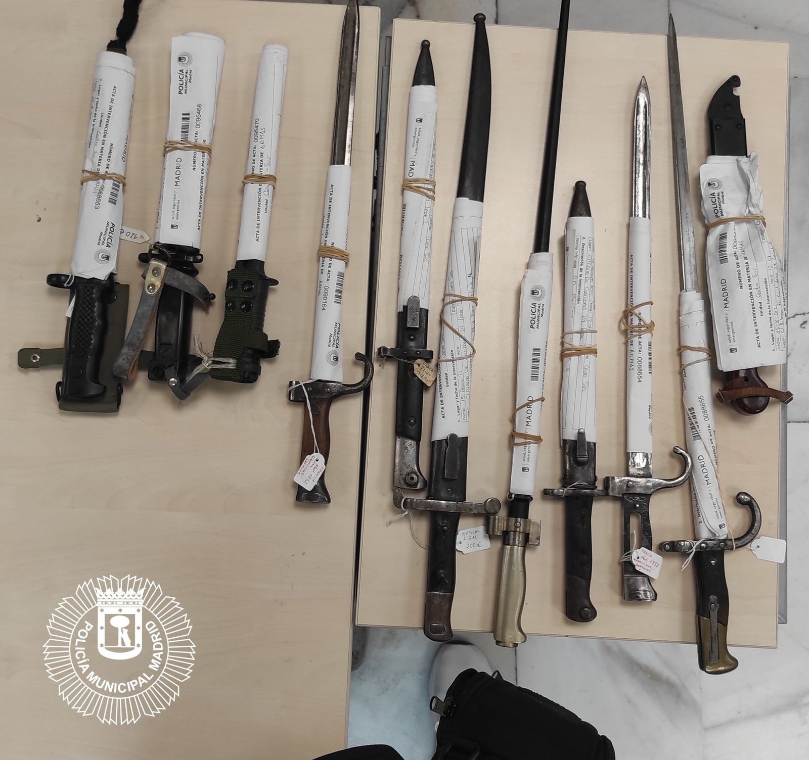 Bayonetas de uso militar en una tienda del Rastro
