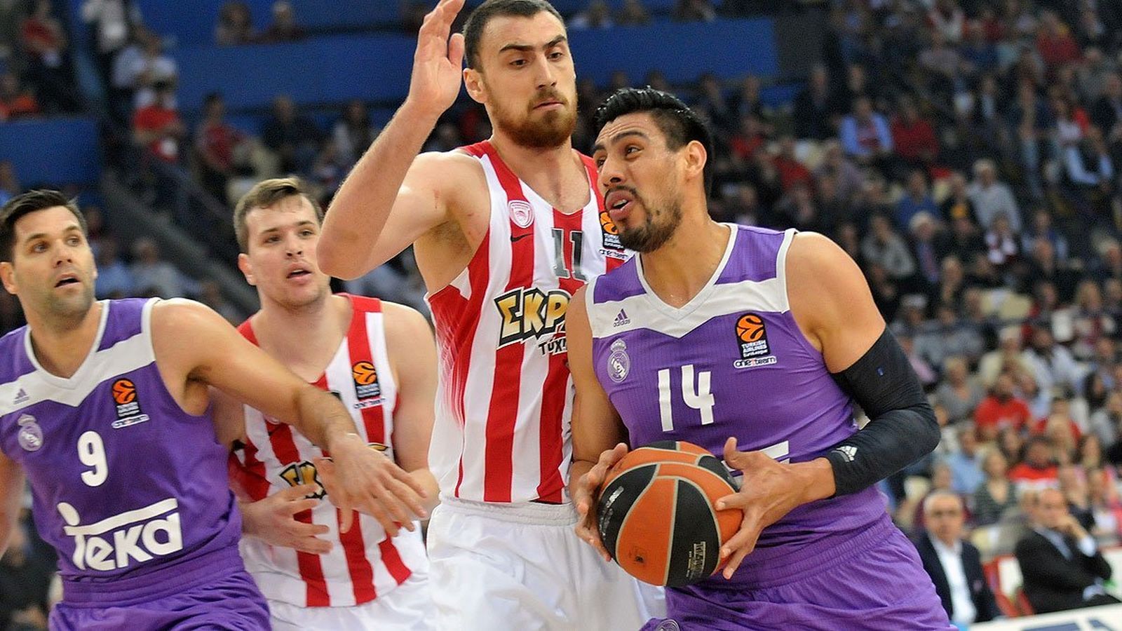 Ayón ante Olympiakos