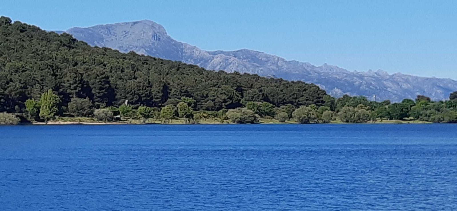 Vista de La Maliciosa desde el embalse de La Jarosa, en Guadarrama