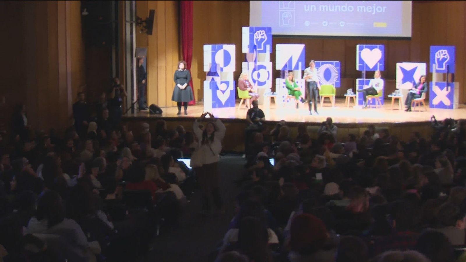 Feministas contrarias a Irene Montero irrumpen un  acto de la ministra