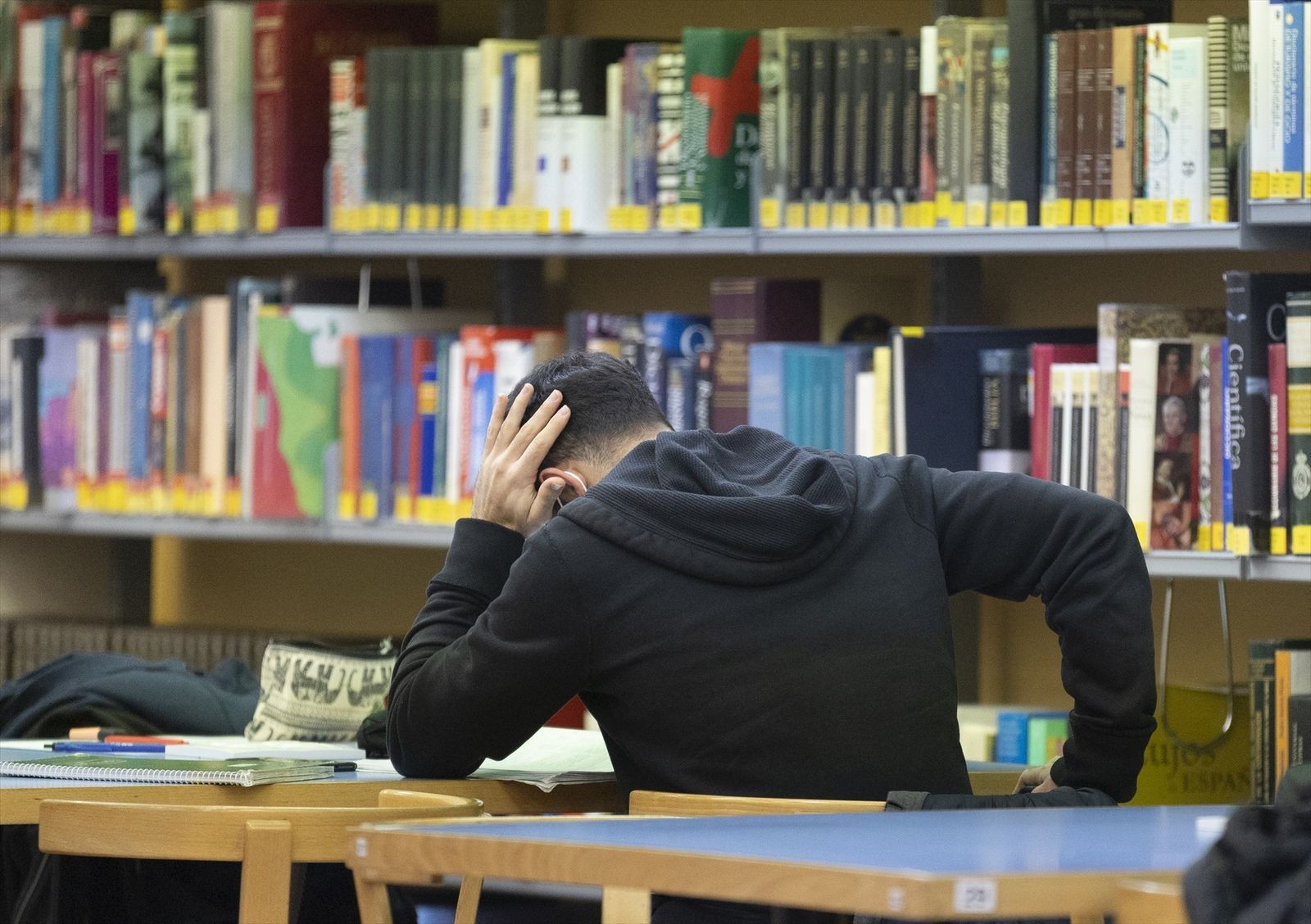 Un estudiante en la Biblioteca Elena Fortún, en Retiro