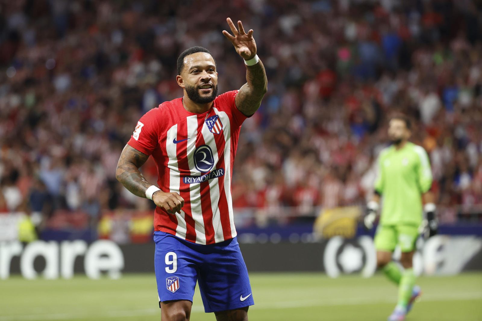 El delantero del Atlético de Madrid Memphis Depay celebra tras marcar el segundo gol ante el Granada