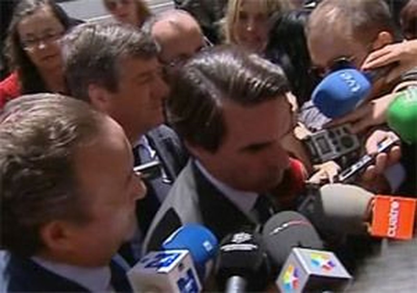 Aznar lamenta que el PP no le invite a la campaña