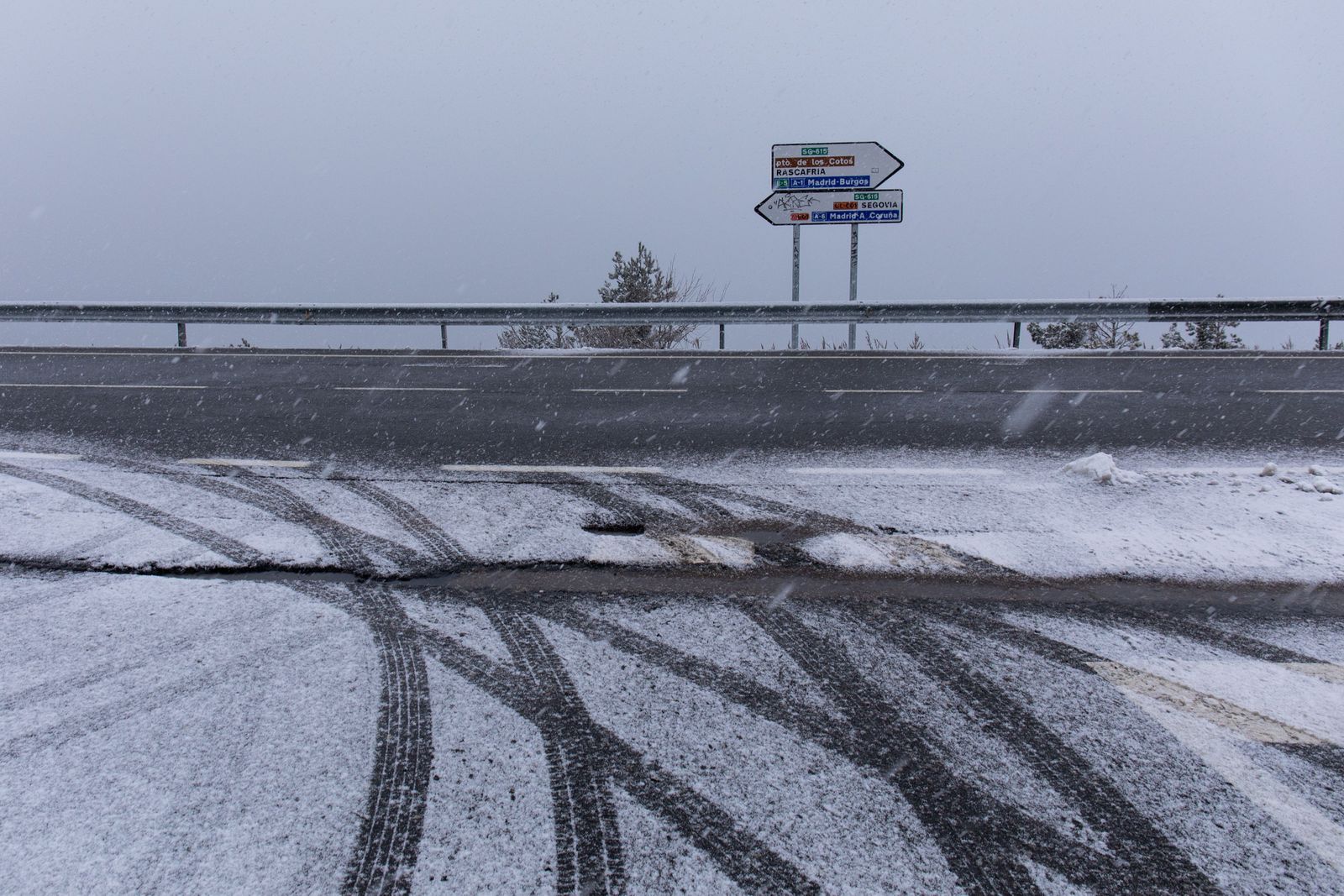 La nieve caída en la sierra provoca problemas en la M-611, a su paso por Morcuera
