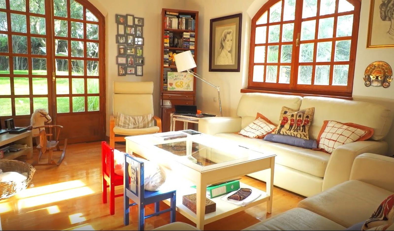 Aunque en realidad, a pesar de tener una casa tan grande, pasan en esta salita la mayor parte del tiempo...