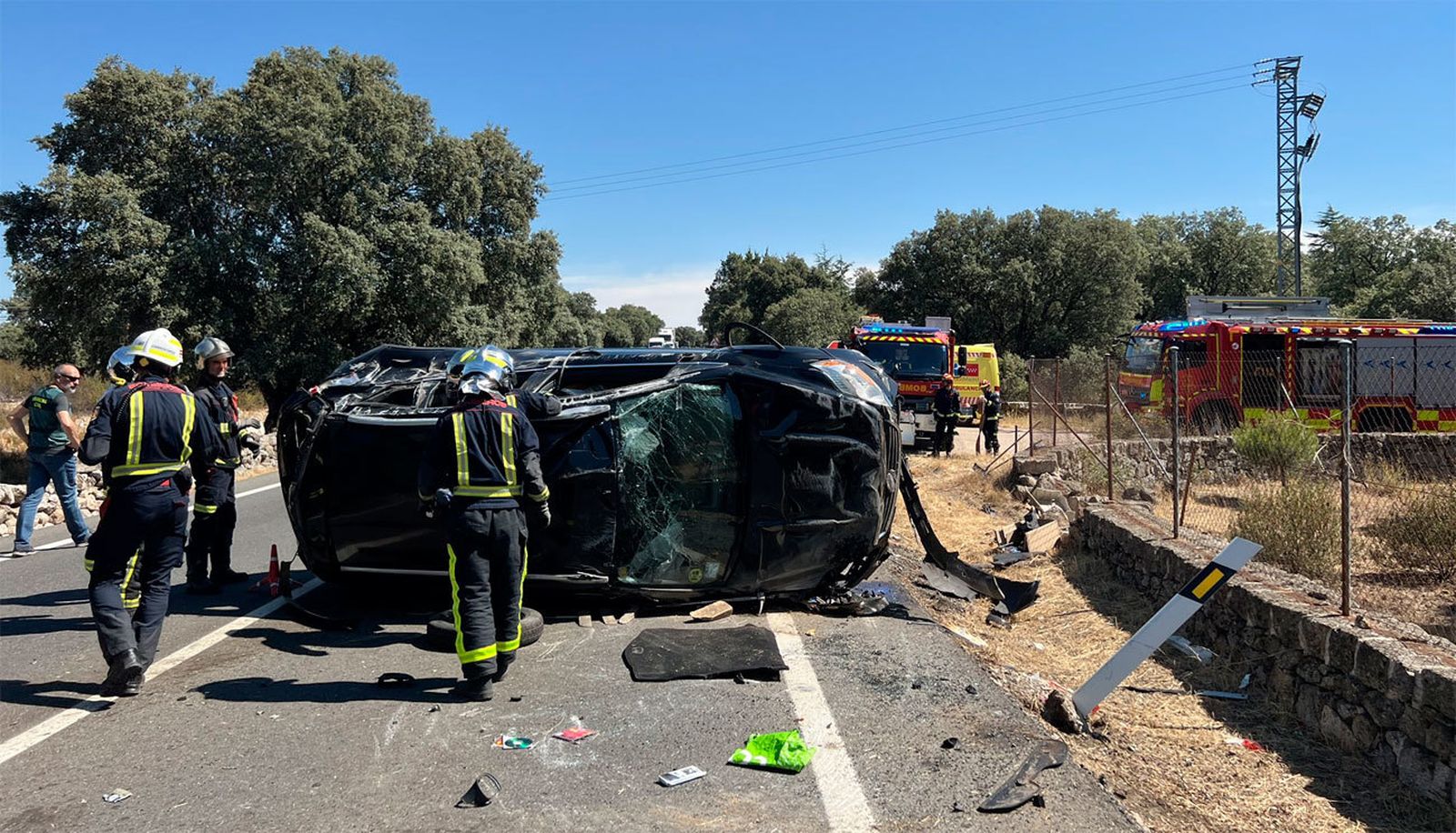 Herido leve tras chocar con un muro y volcar en Valdemorillo