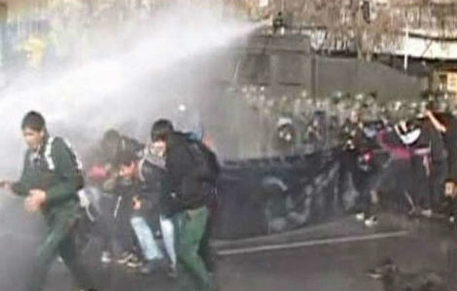 Al menos 75 detenidos y 49 policías heridos en una protesta estudiantil en Santiago de Chile