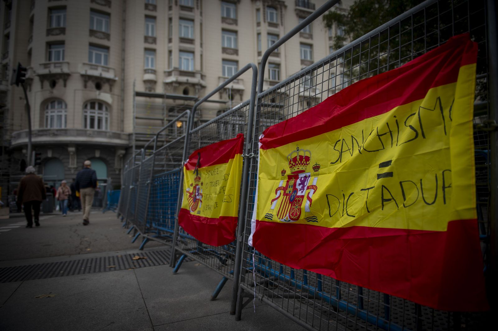 Dos banderas españolas colgadas en una valla durante una manifestación contra la investidura de Pedro Sánchez