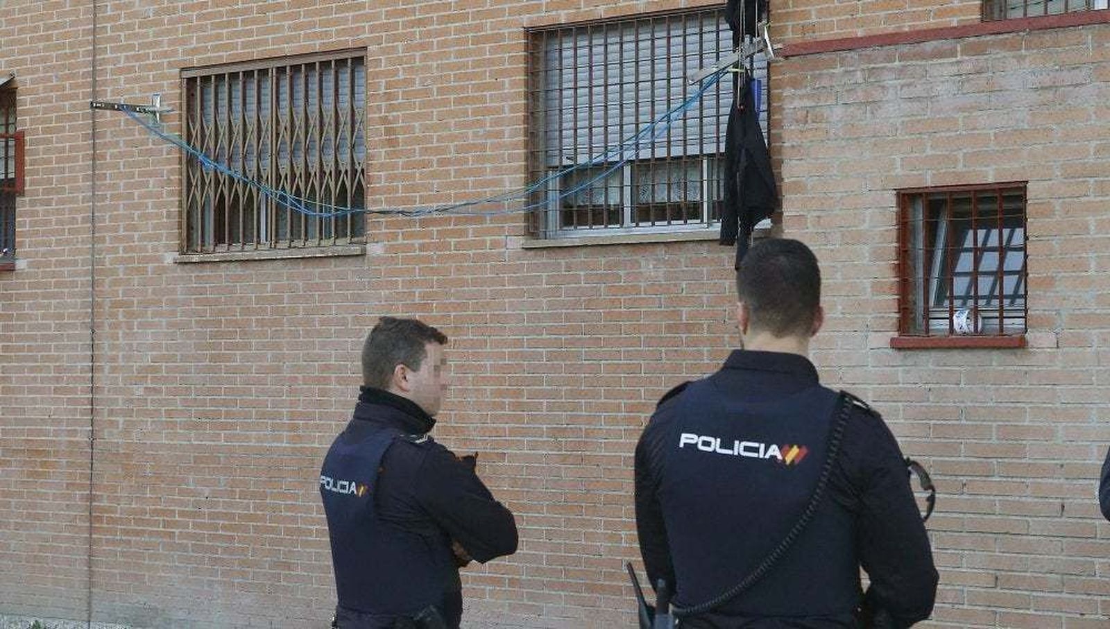 Encuentran un arsenal de armas en un parque de Usera al que van bandas latinas