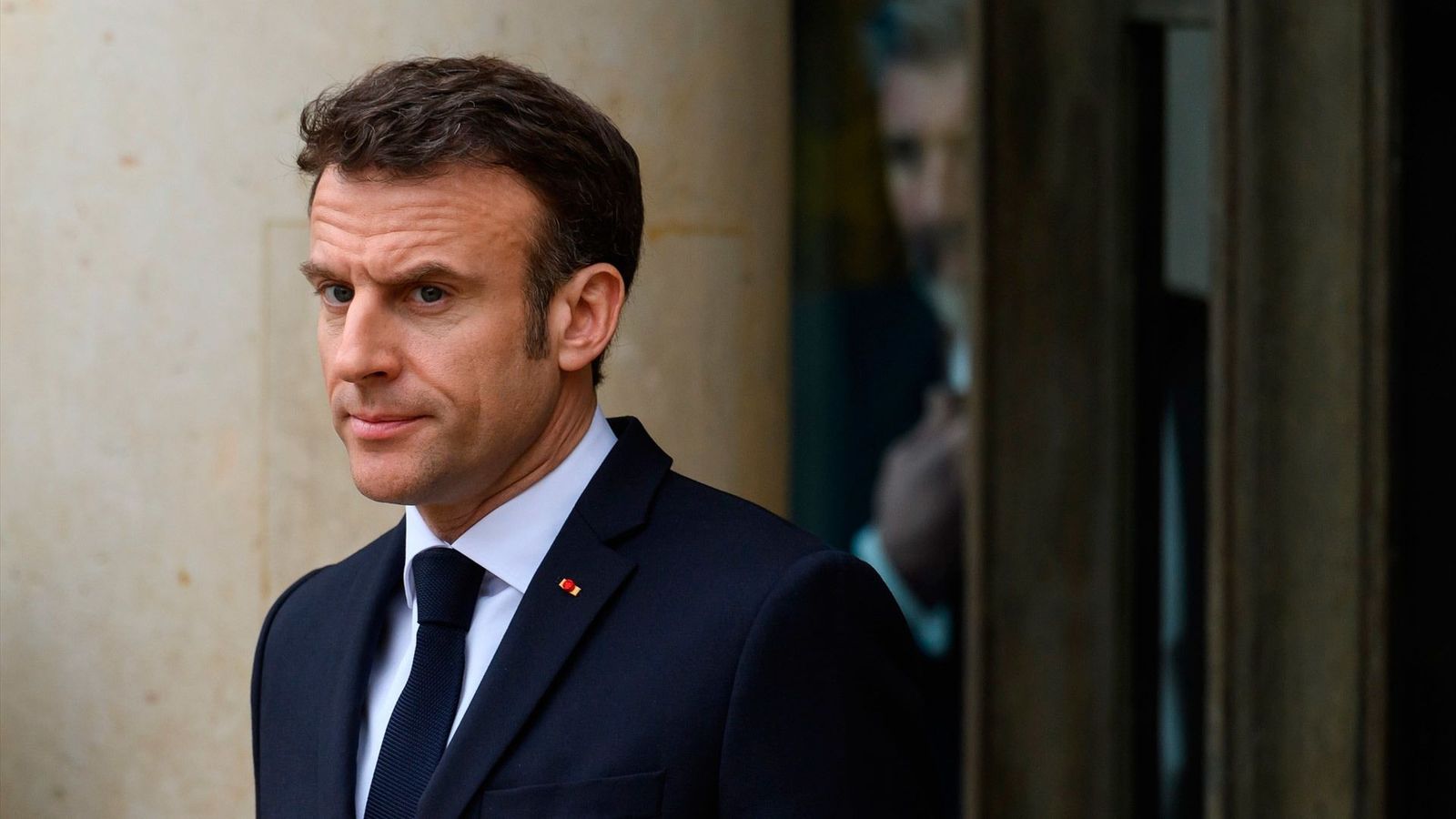 Macron no presenta candidatos en 65 circunscripciones para evitar que ganen los "extremistas"