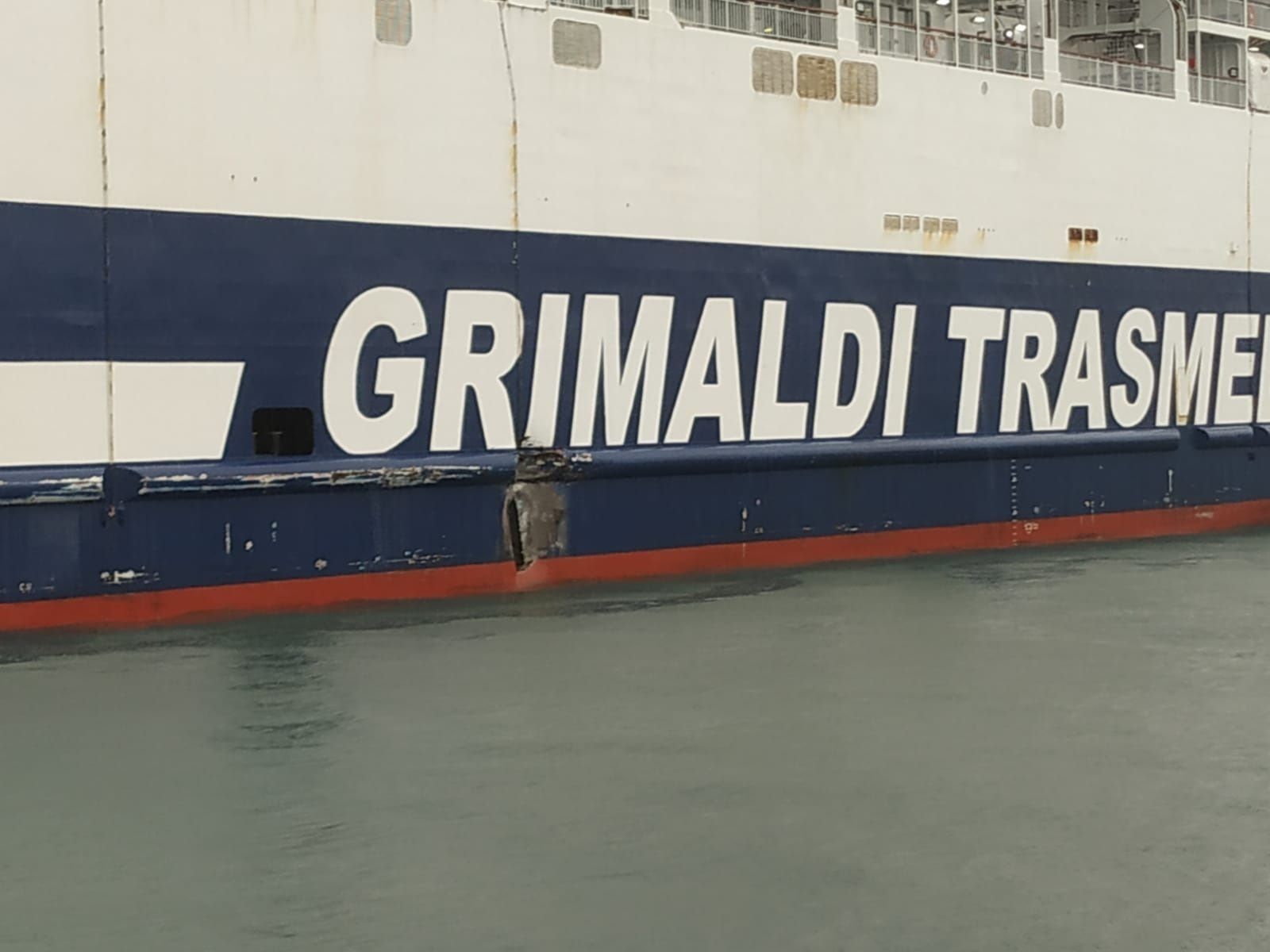 Un buque que navegaba de Valencia a Ibiza con 750 pasajeros colisiona con el muelle en puerto de Ibiza por el temporal