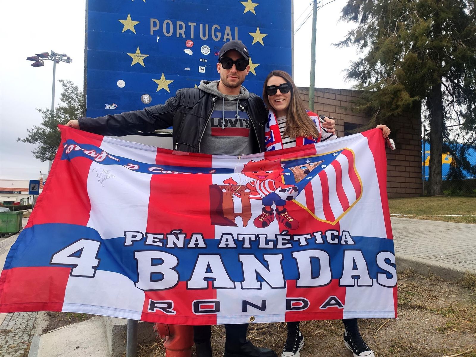 Aficionados del Atlético en la frontera de Portugal