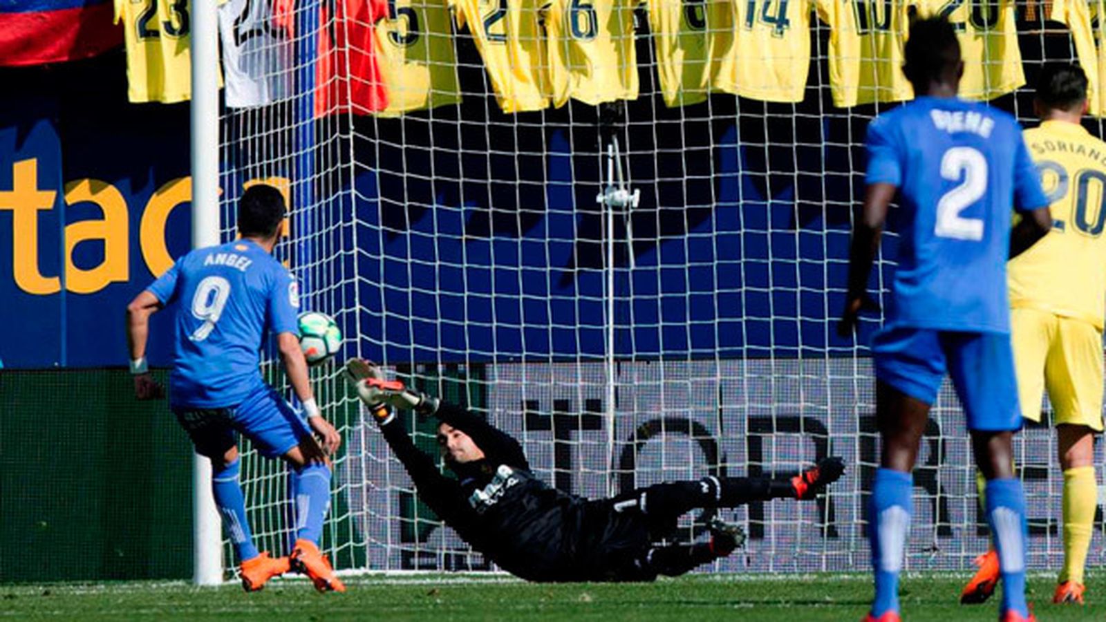 Asenjo le para dos penaltis al Getafe