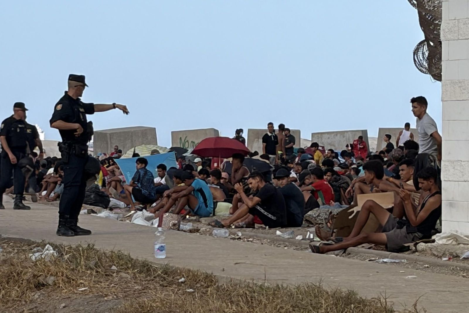 El desalojo de las playas de Ceuta fracasa tras 50 días de crisis y la presión migratoria desborda la ciudad