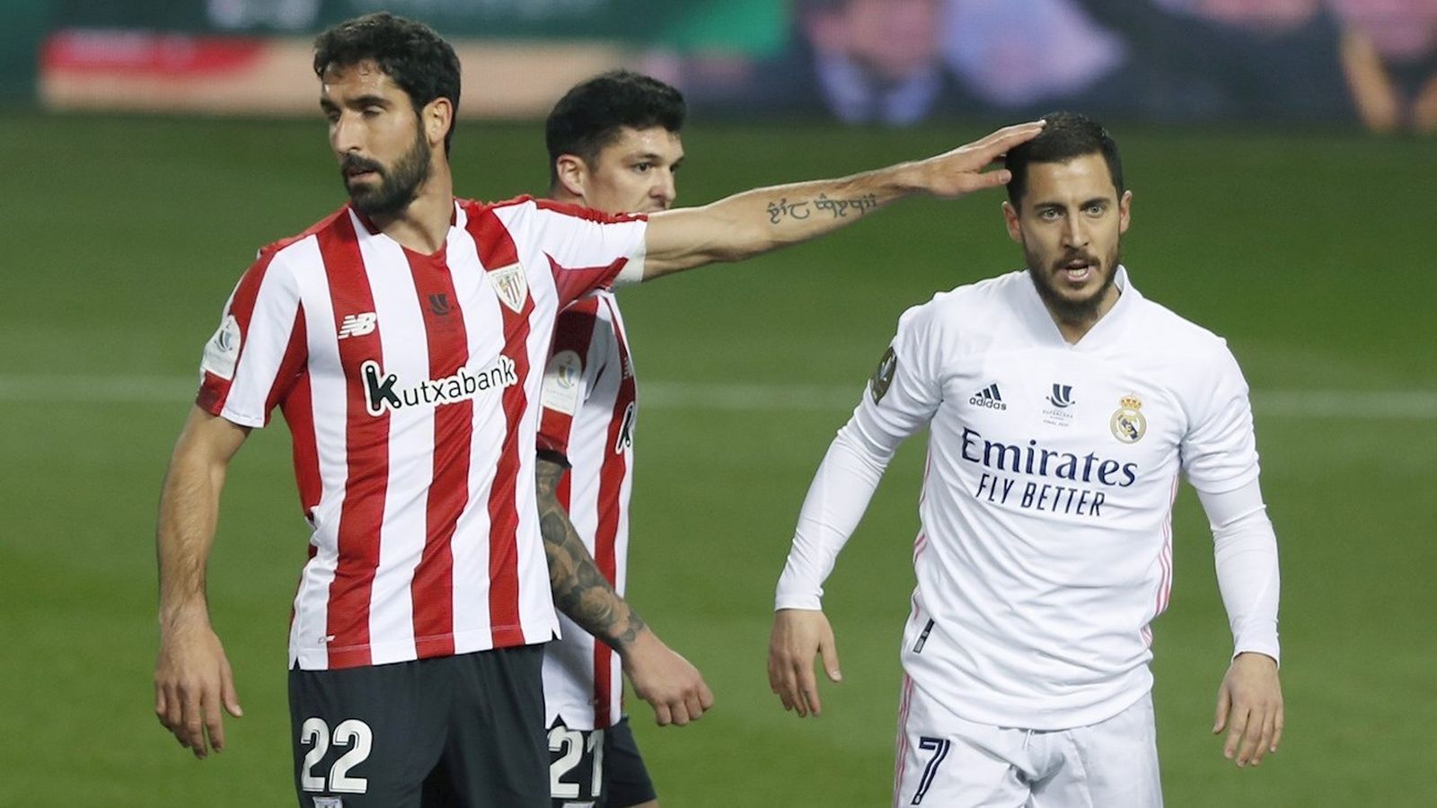 Raúl García y Eden Hazard