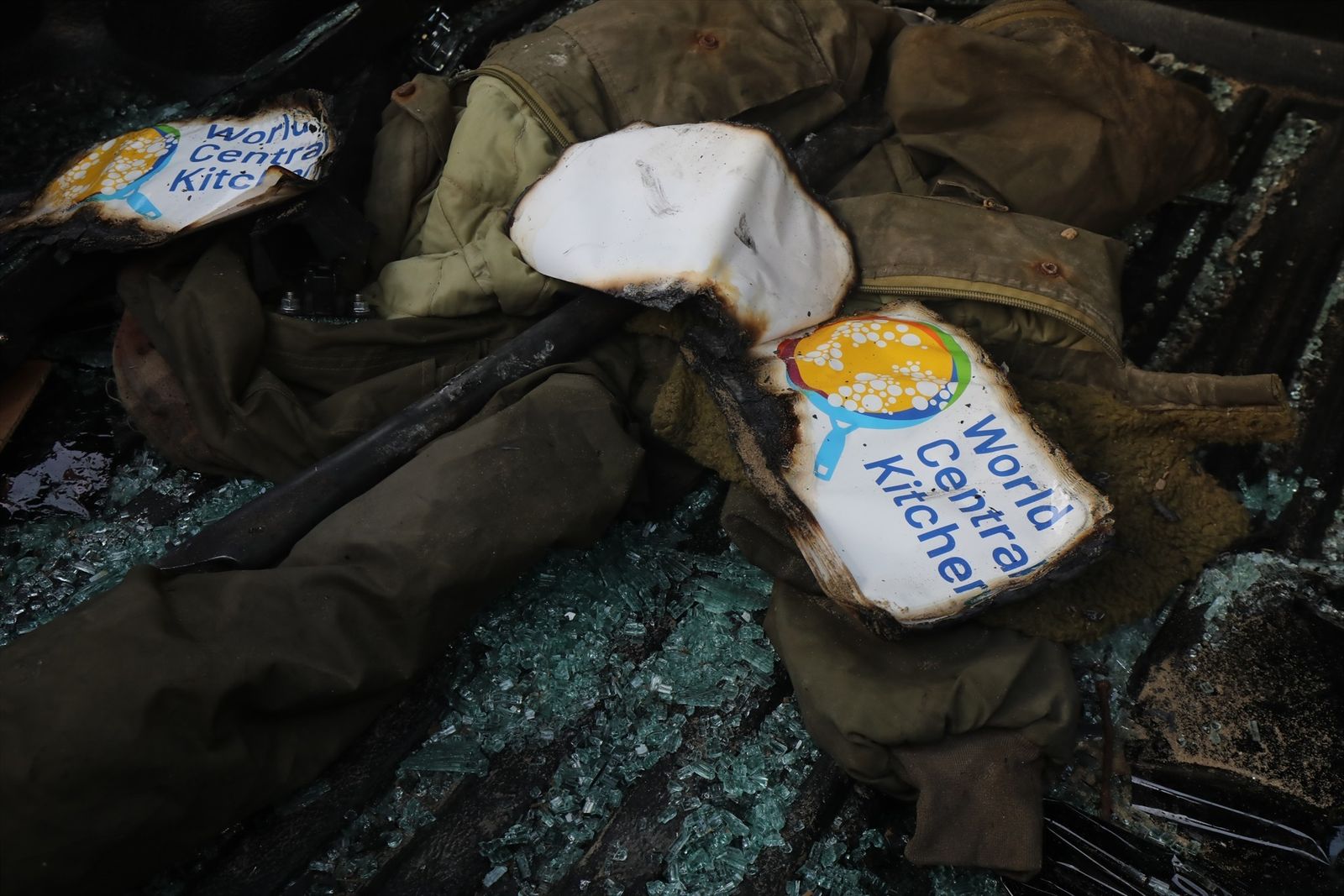 El vehículo dañado de la ONG World Central Kitchen (WCK) en la Franja de Gaza