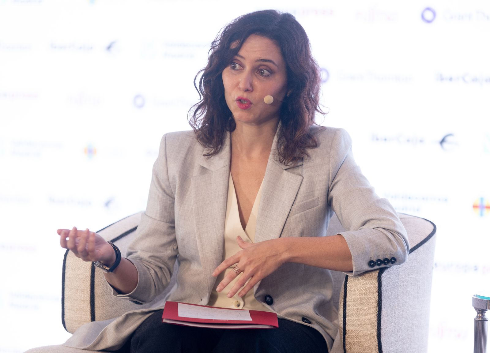 Ayuso contra Sánchez por su plan de energía