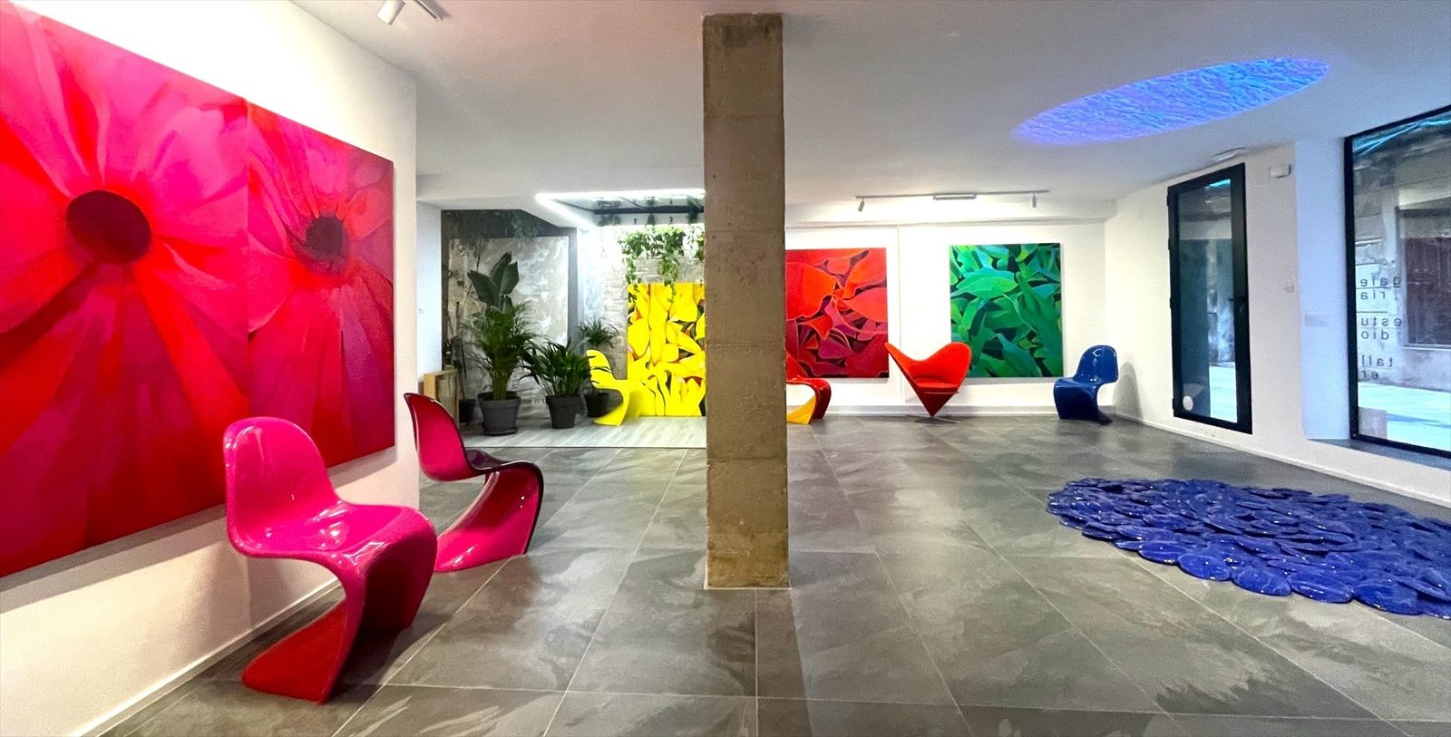 Sillas Pantor Chair duo junto a obra de Lorena García Mateu en la galería CLC Arte