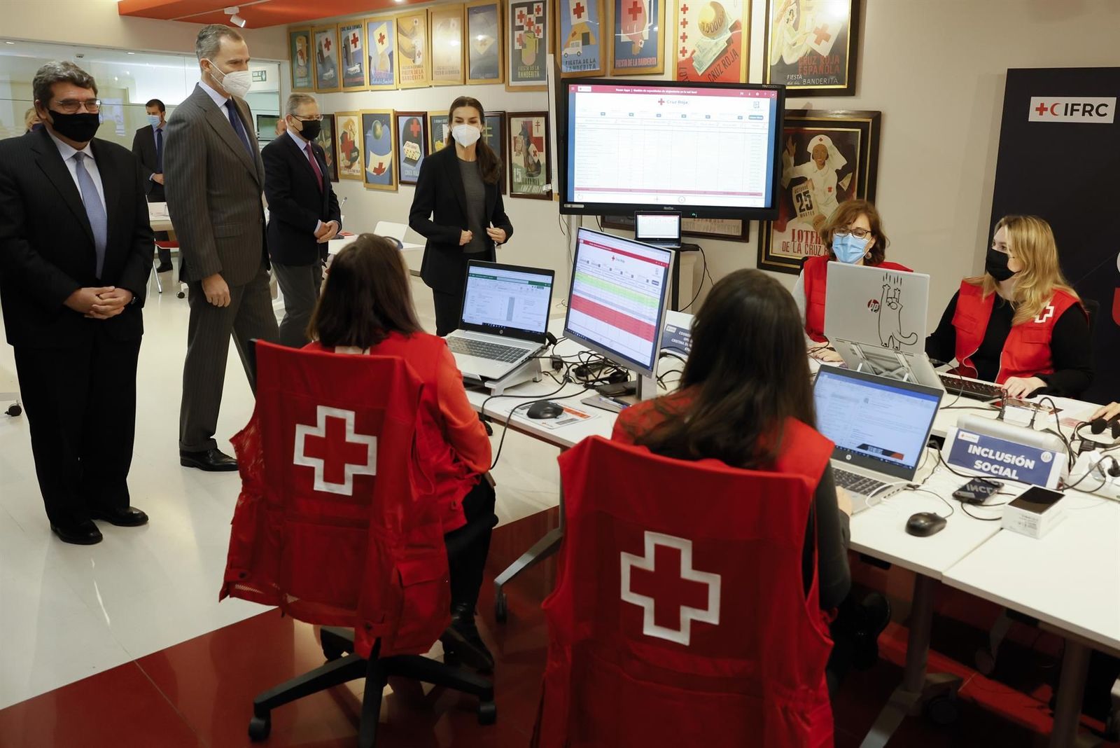 Los Reyes visitan la Célula de 'Crisis Ucrania' de Cruz Roja Española