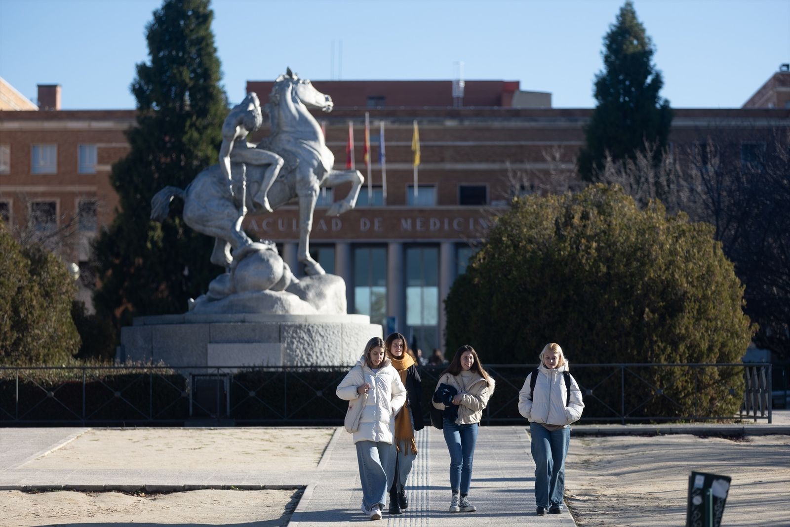 Estudiantes en el campus de la Universidad Complutense de Madrid
