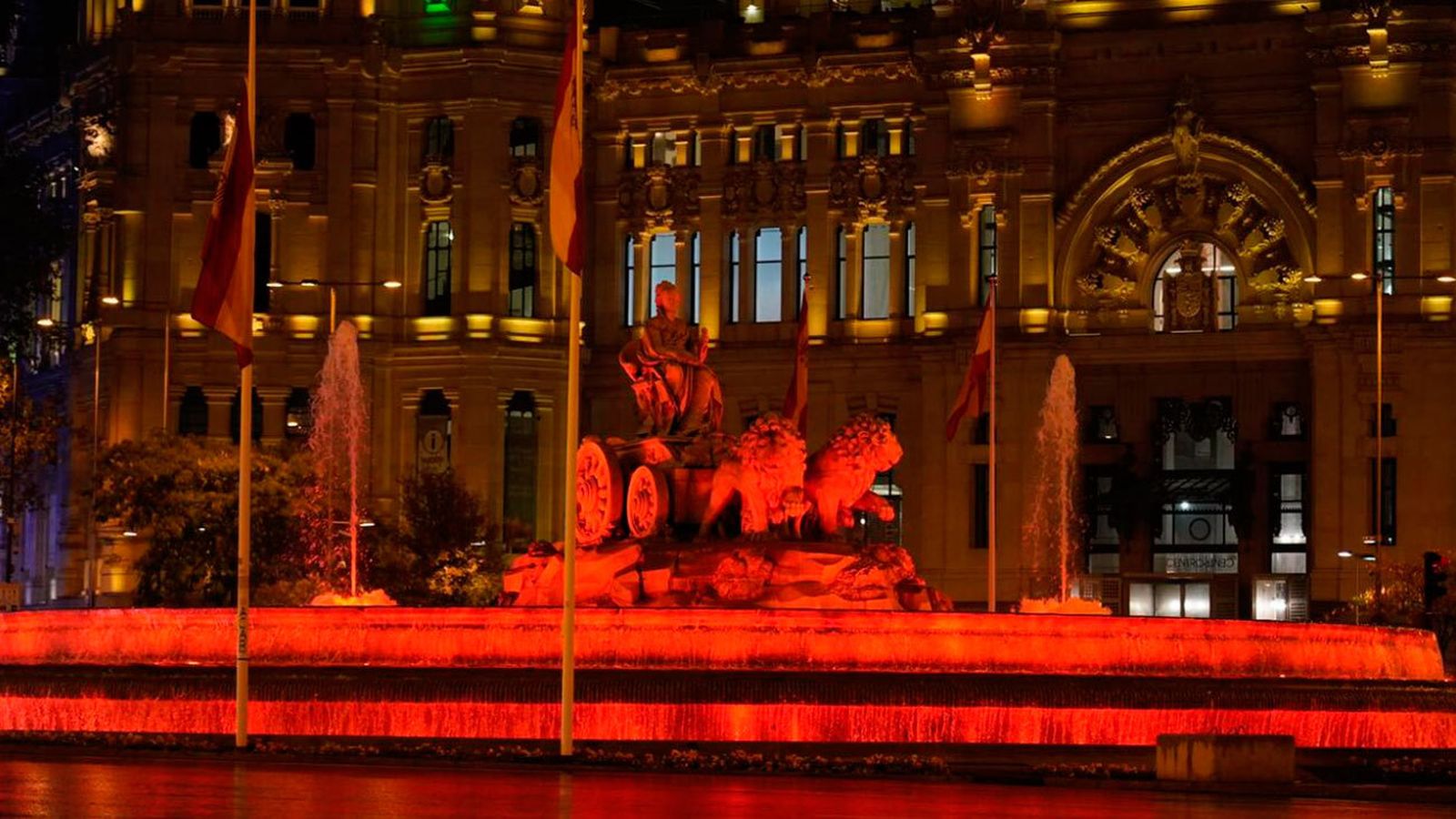 La fuente de Cibeles, de rojo por el Día Mundial del donante de sangre