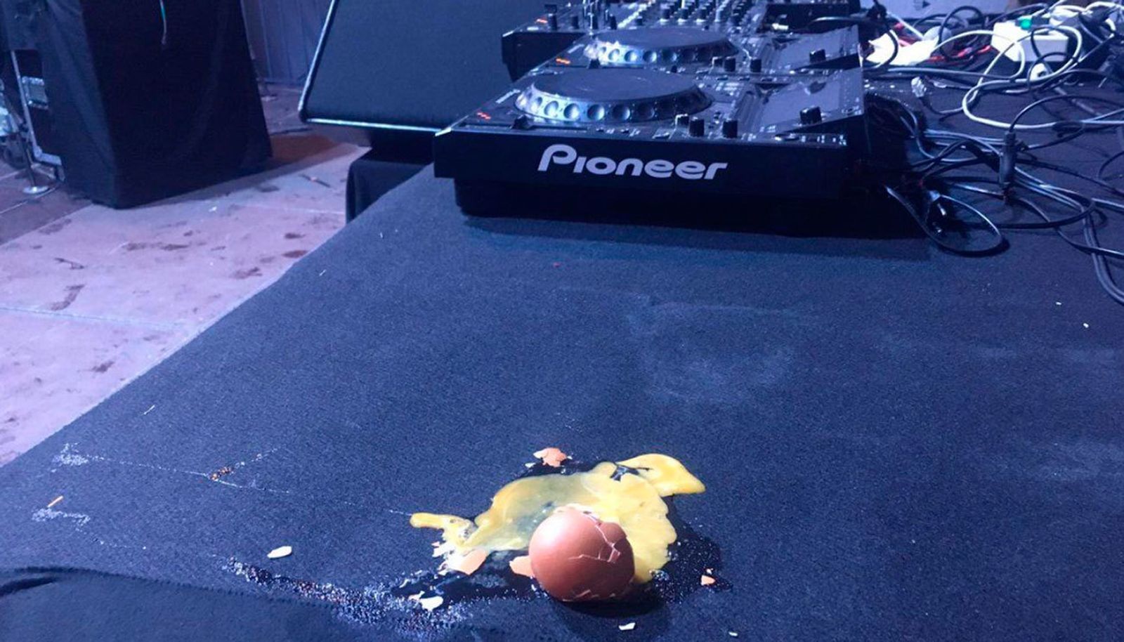 Suspenden un concierto de Marta Sánchez en Badalona por lanzamiento de huevos