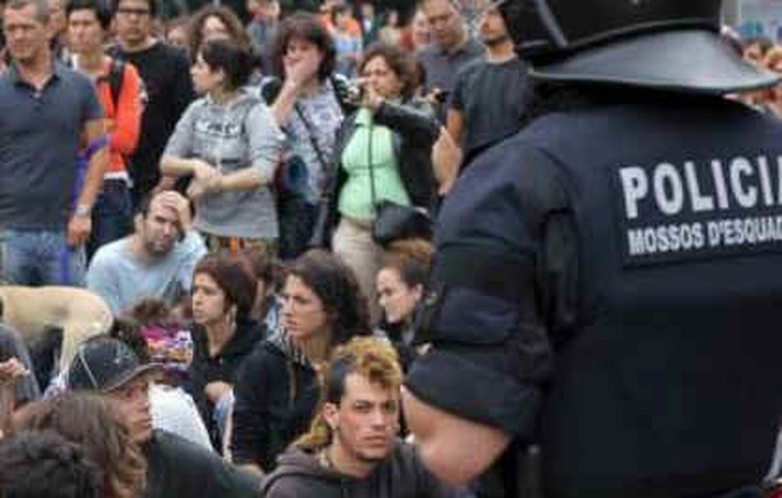 "Indignados" de toda Cataluña acuerdan acampar ante el Parlament